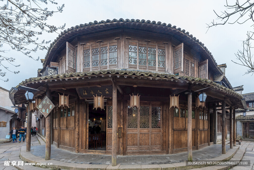 中式古建圆形木质楼阁