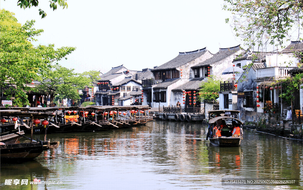 江南水乡小船悠悠美景