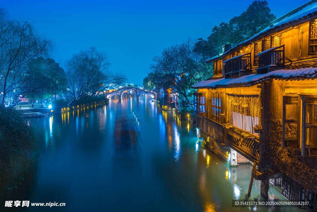 江南水乡夜景河畔灯火
