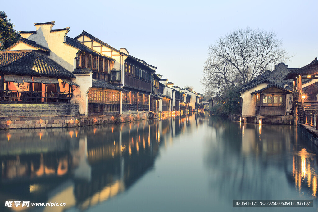 江南水乡静谧河道美景