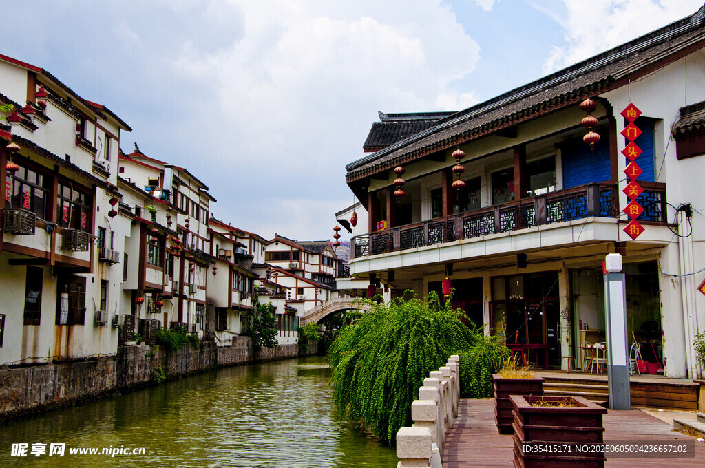 江南水乡沿河古建筑景观
