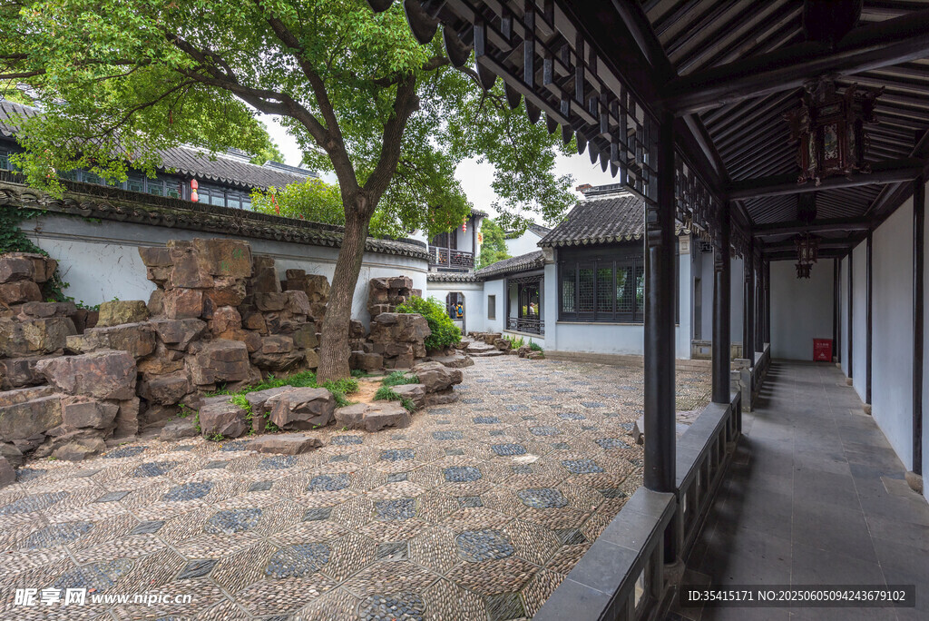 中式庭院回廊与绿植景致