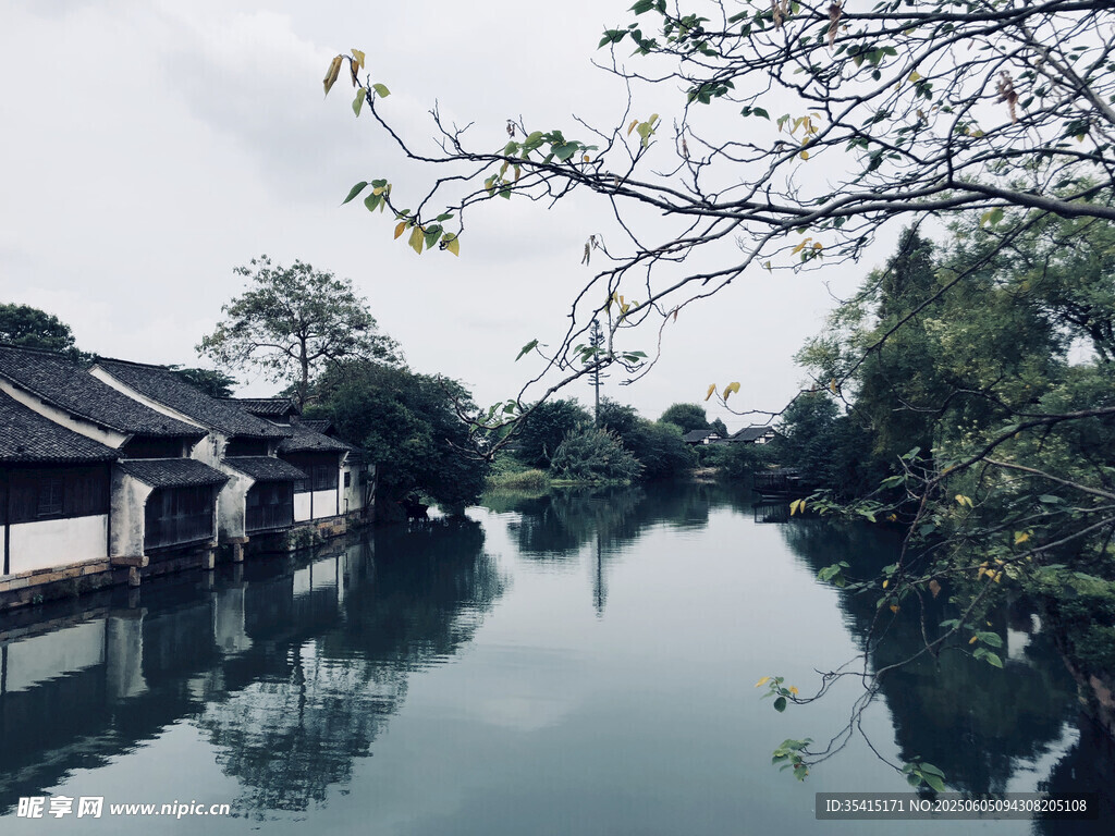 江南水乡静谧河道景致