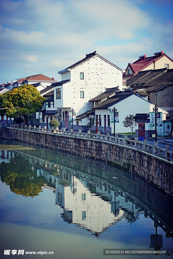 江南水乡沿河民居美景