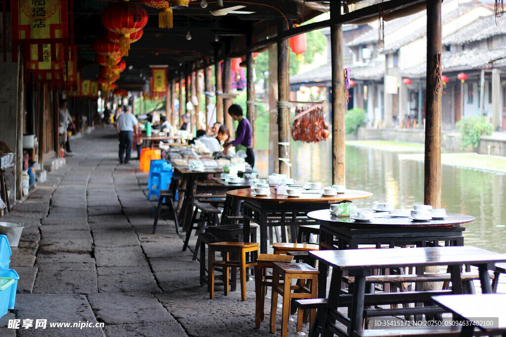 古街河畔的露天餐饮场景