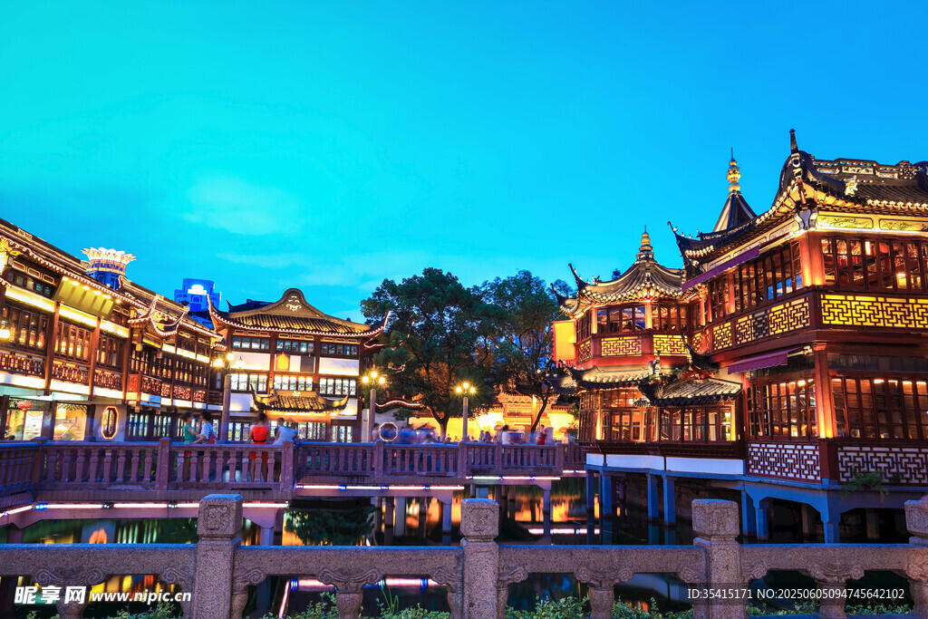 古街夜景尽显中式建筑之美
