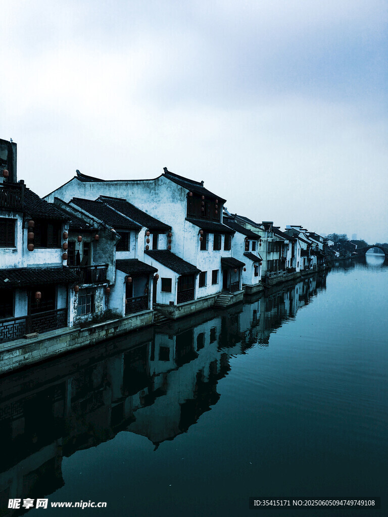 江南水乡沿河民居风景