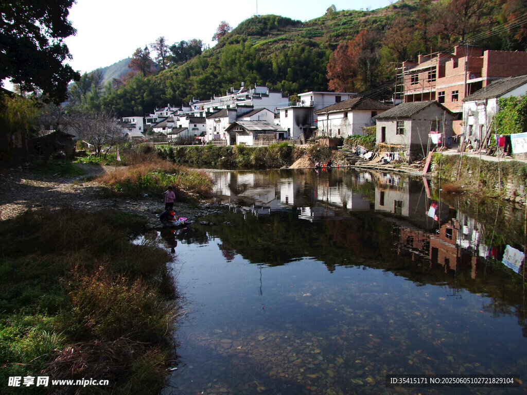 宁静水乡村落倒影美景