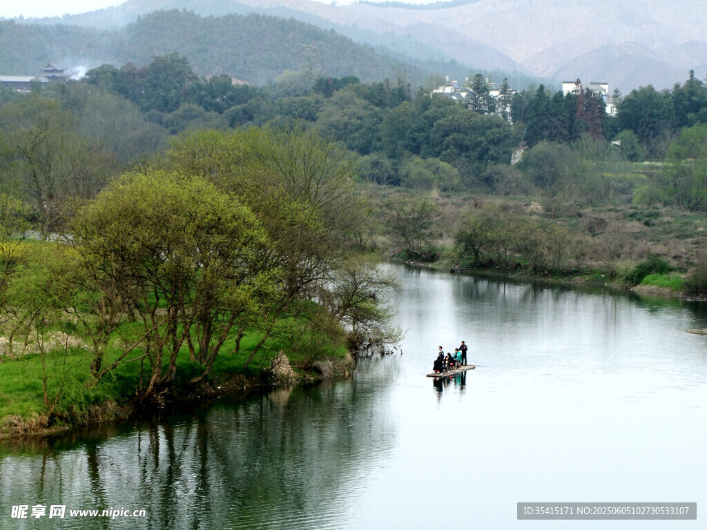 河畔扁舟 山水田园景致