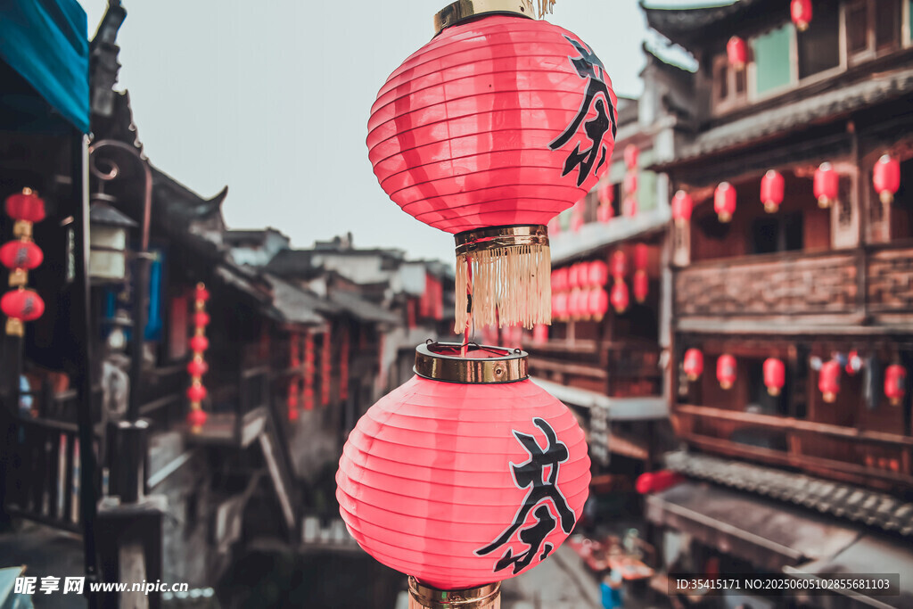 古街红灯笼营造传统氛围