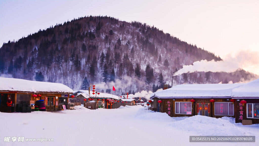 雪覆山村美景