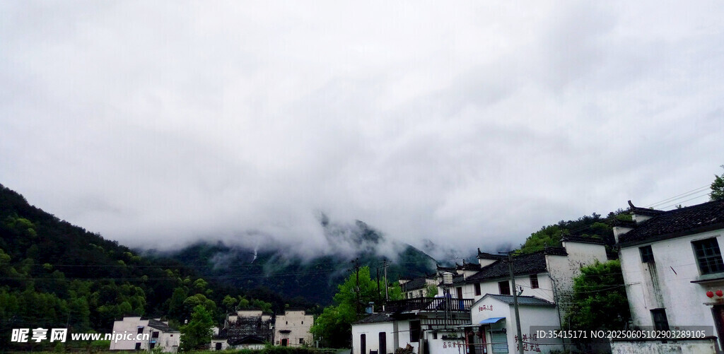 云雾缭绕的山间村落