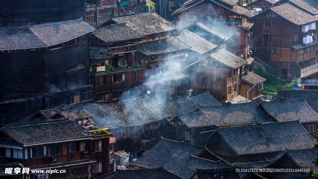 苗寨晨景 袅袅炊烟升起