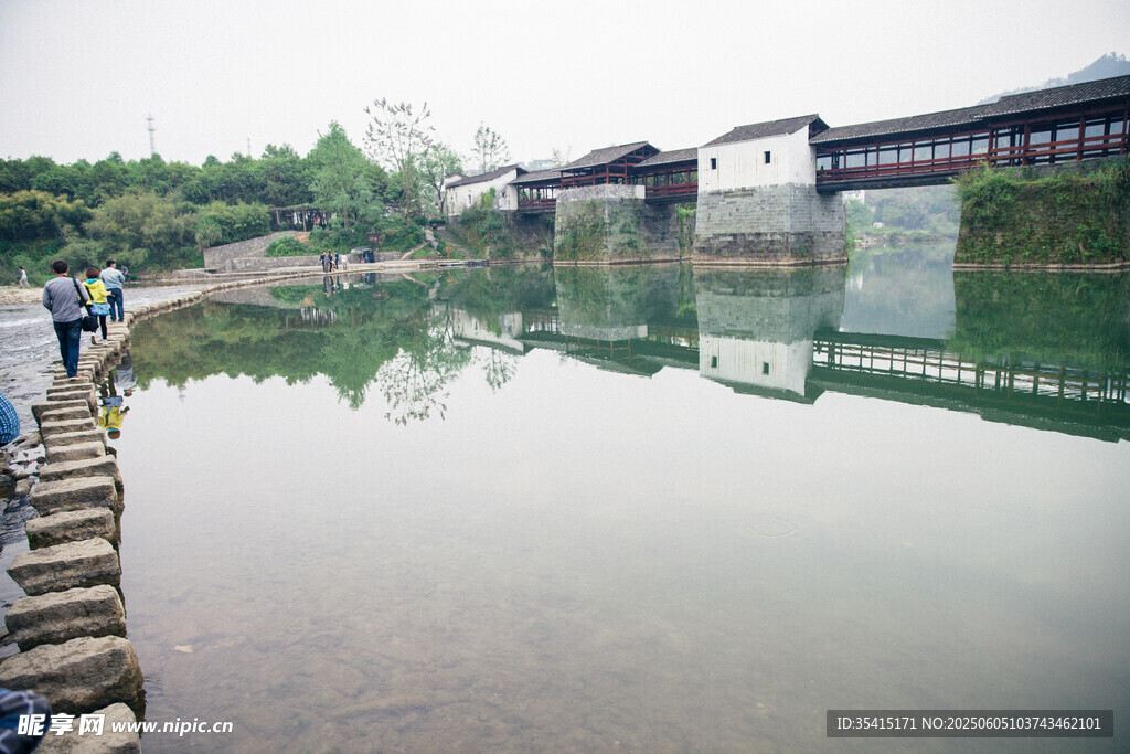 河畔古桥倒影如画风景
