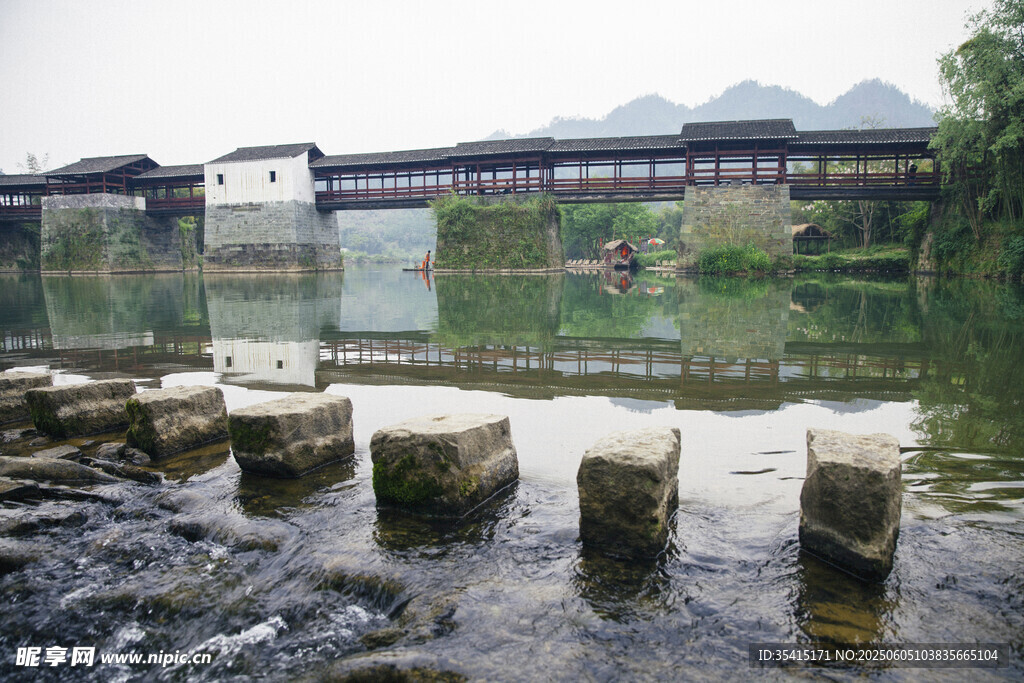 水乡石墩桥畔古朴景致