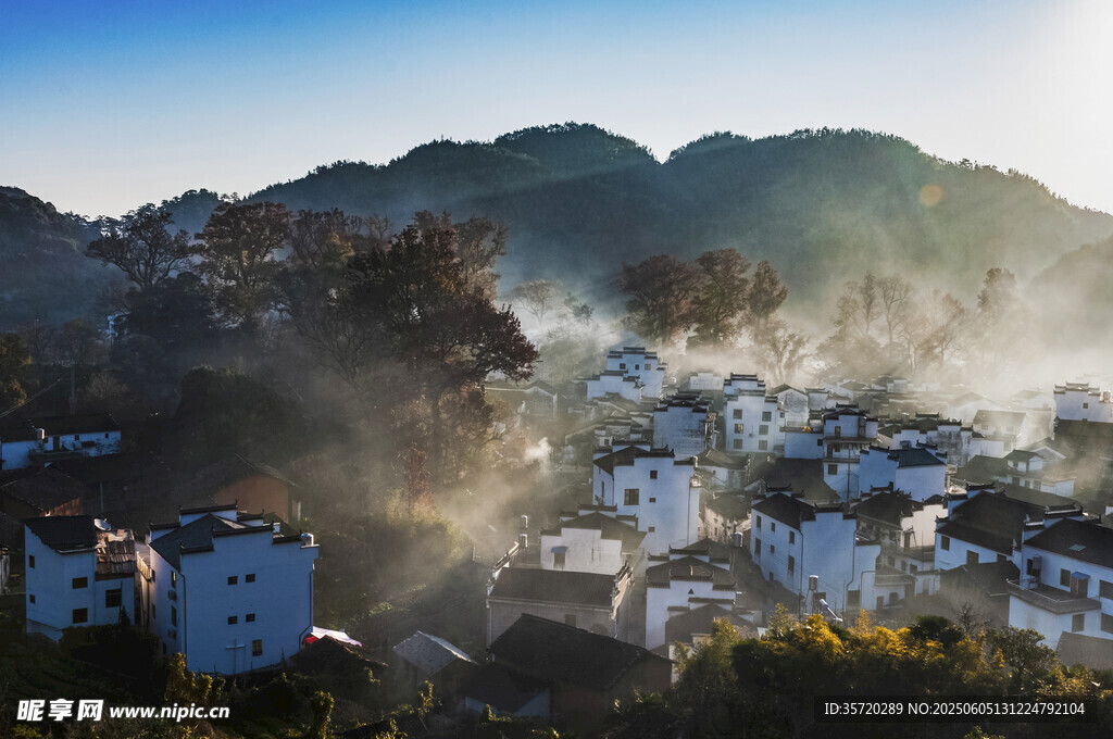 山间村落晨景 薄雾缭绕