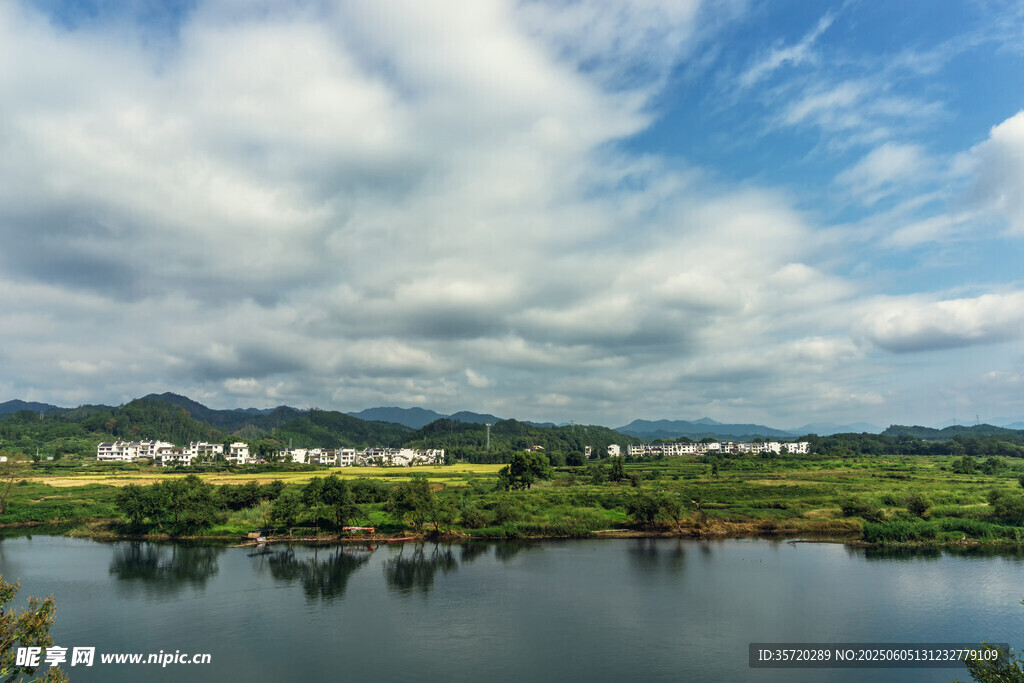 湖畔田园风光美景