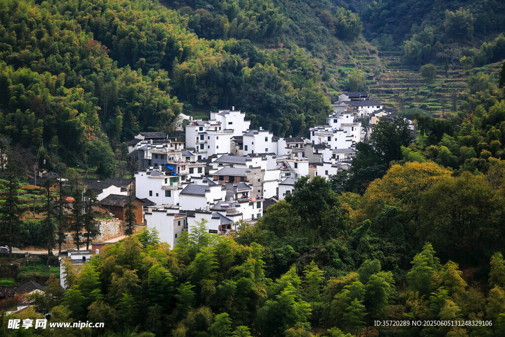 山间白墙村落美景