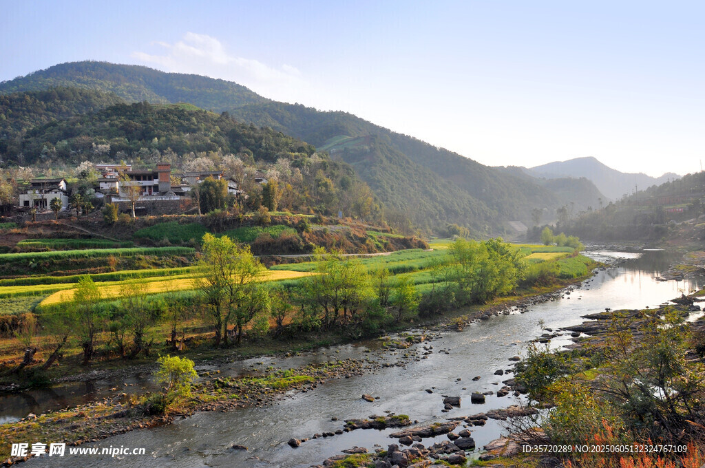 山间河畔的美丽村落景色