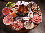 丰盛火锅食材摆满一桌