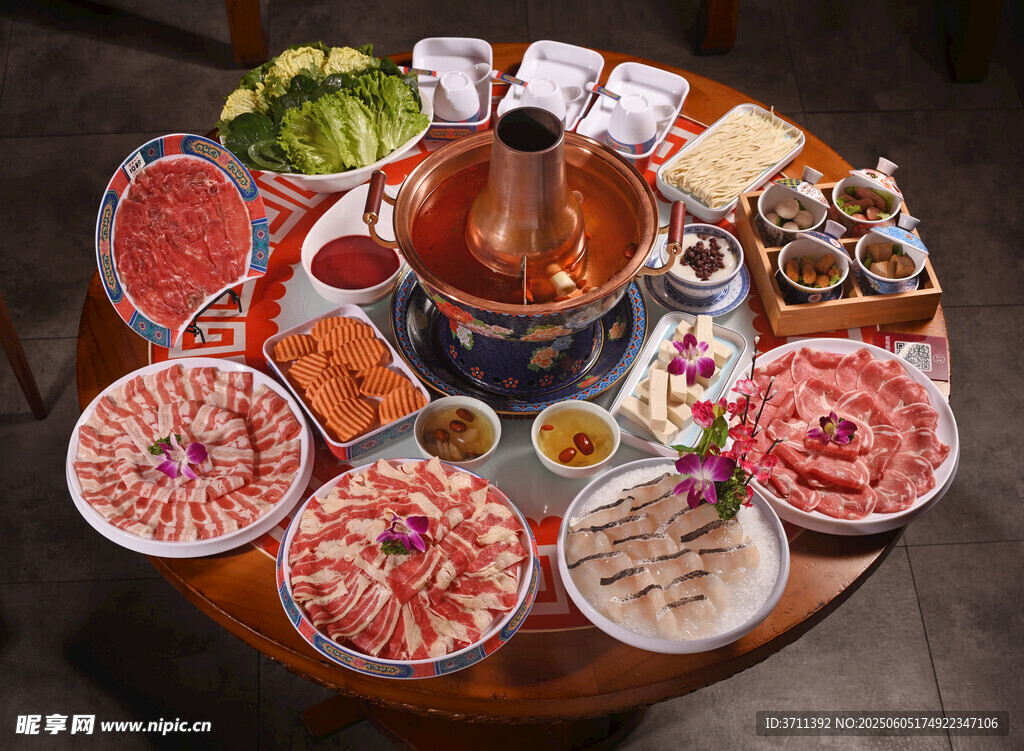 丰盛铜锅涮肉食材拼盘