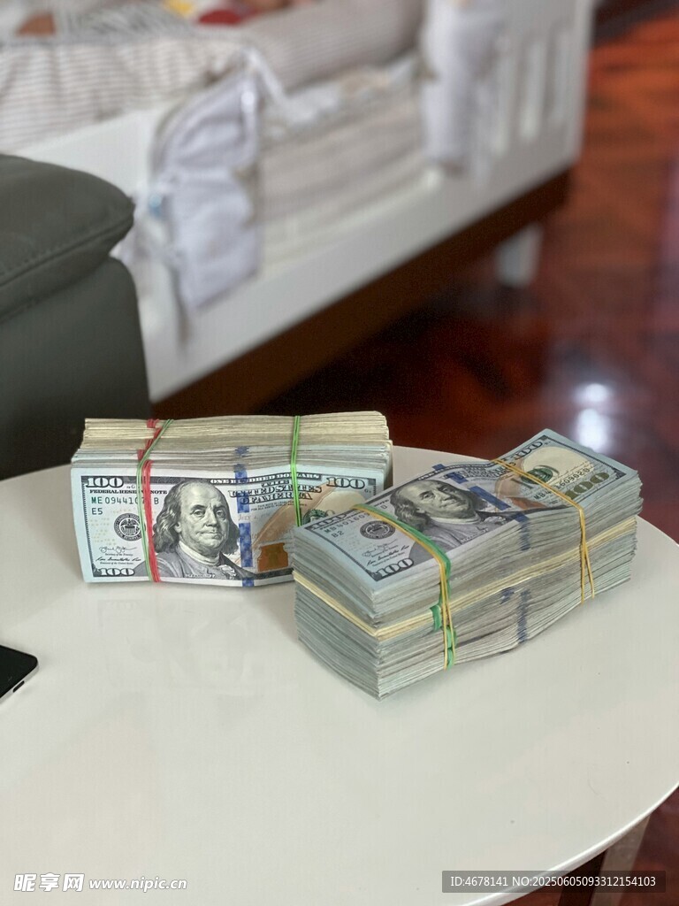 桌上成捆现金展示