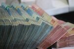 大量现金堆叠
