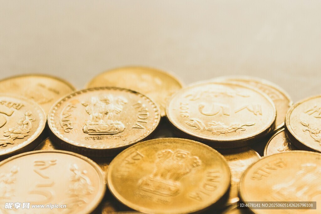 一堆金色硬币特写