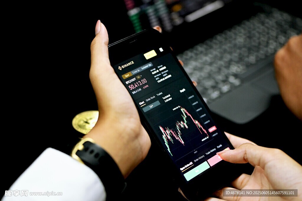 手持手机查看金融图表