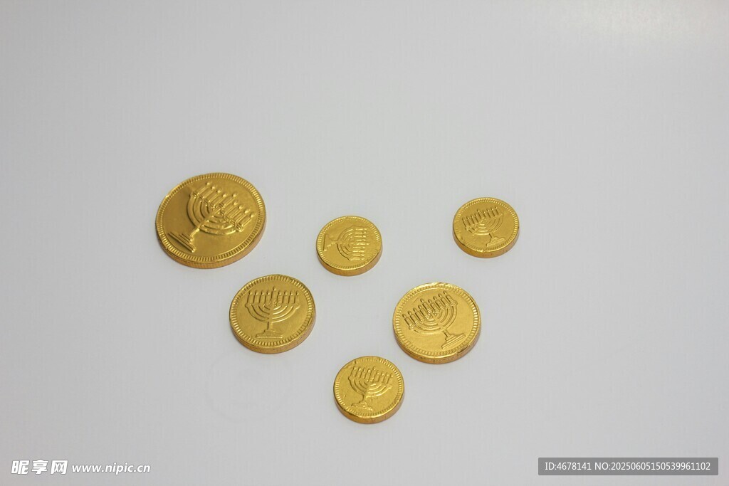 金色圆形物件展示