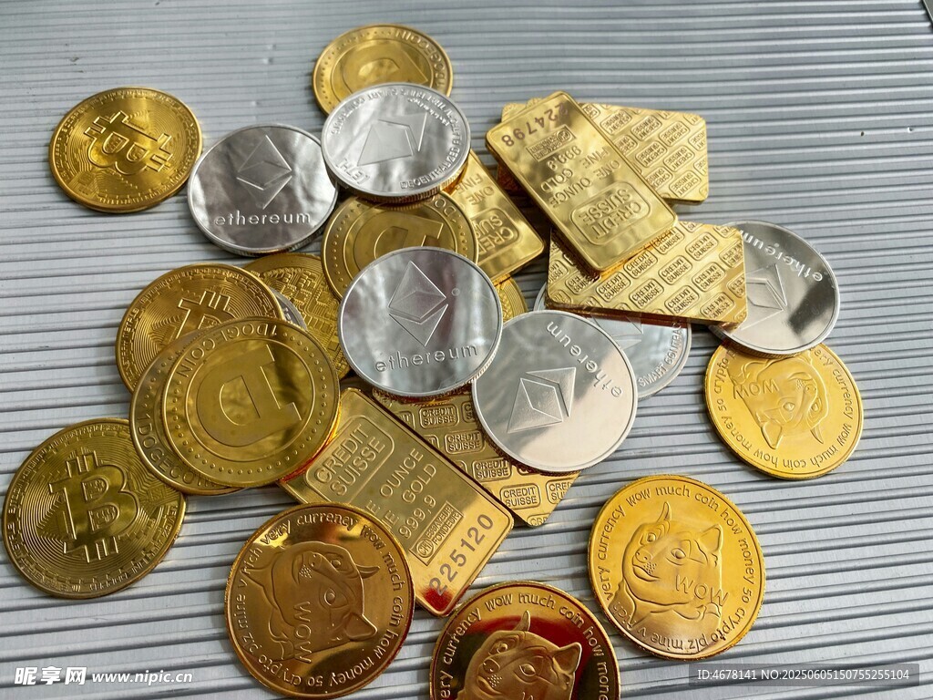 金银钱币及金属片堆叠展示