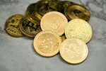 一堆多彩游戏币展示