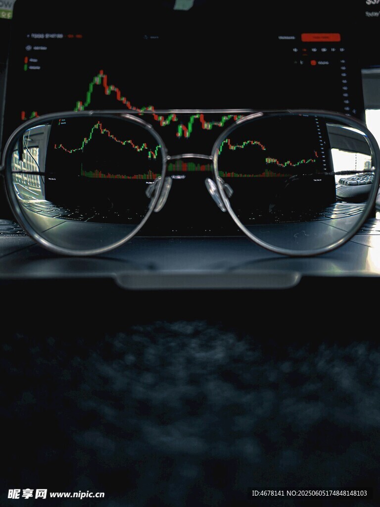复古圆框眼镜与科技图表