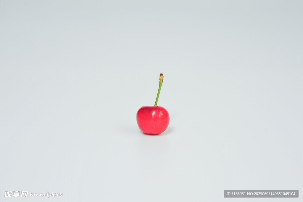 一颗鲜红的单颗樱桃