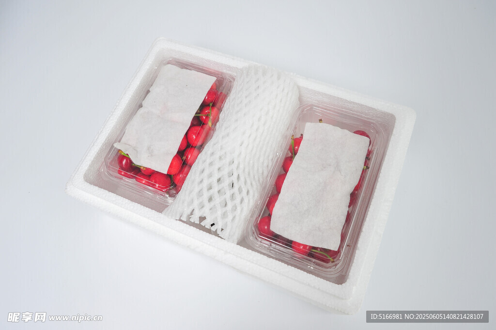白色盒中收纳的多样物品