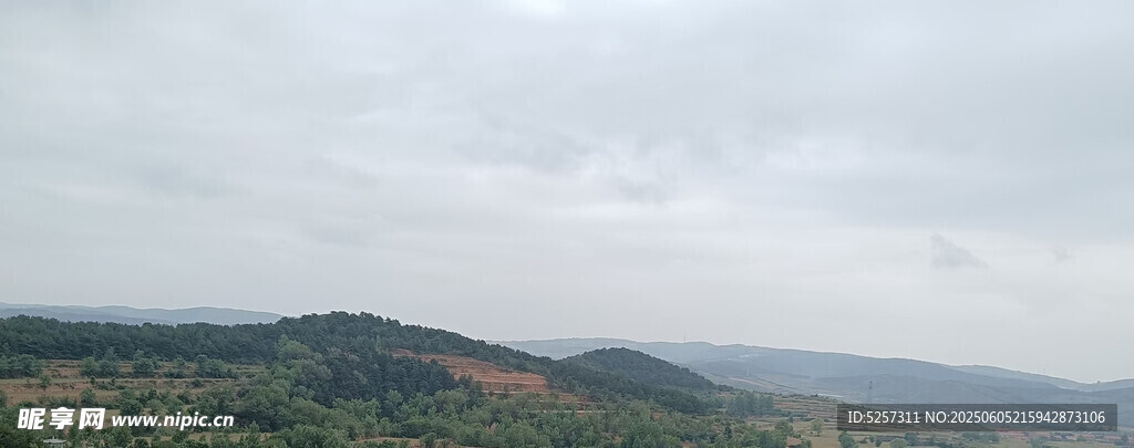 山峦云雾景观
