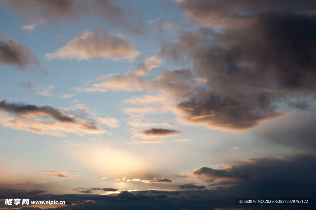 夕阳下的绚烂天空