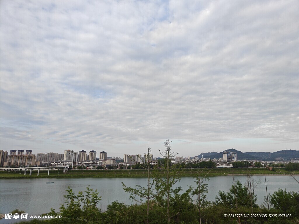 河畔城市风光远眺