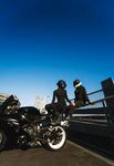 公路上的摩托车骑行者