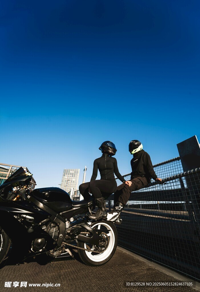 公路上的摩托车骑行者
