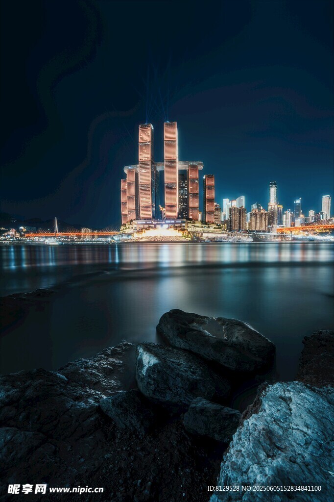 城市夜景下的水边岩石景观