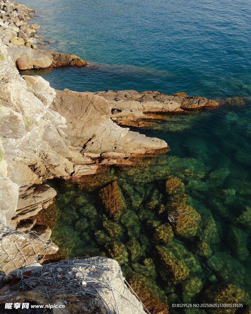 海边嶙峋岩石与清澈海水