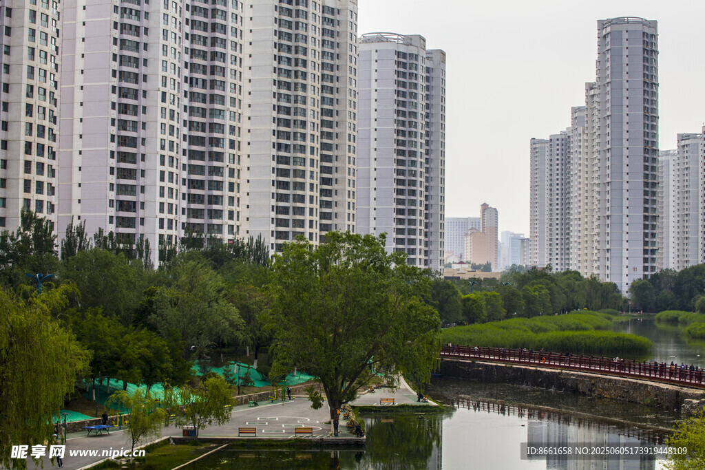 河畔高楼林立的城市景观