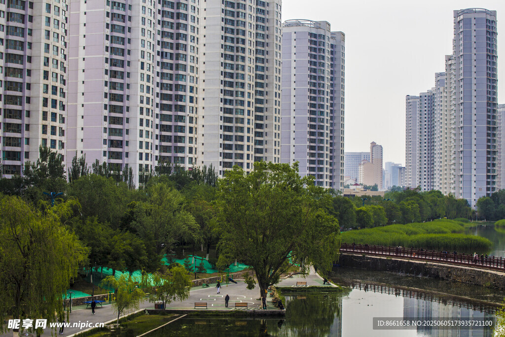 河畔高楼林立的城市景观