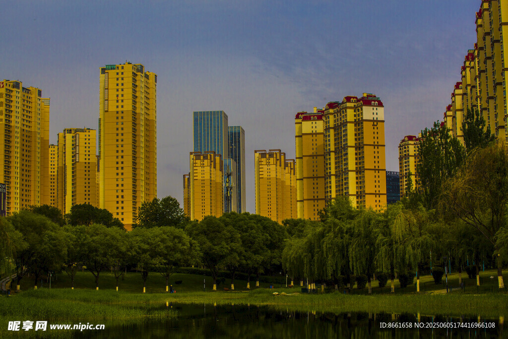 湖畔金色高楼城市美景