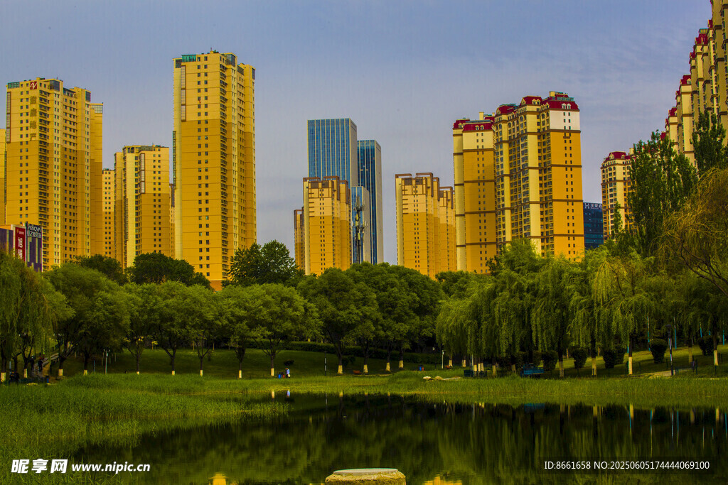 湖畔林立的金色高楼景观
