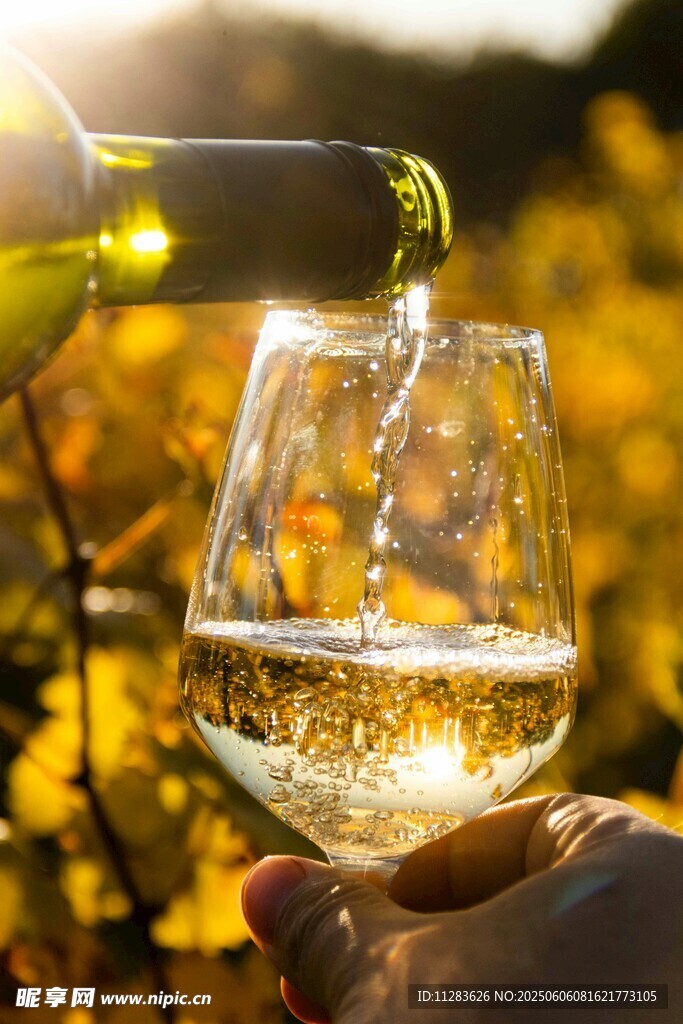 金黄葡萄汁倒入晶莹酒杯