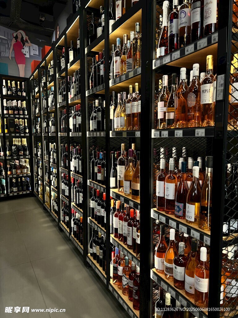 超市酒类货架陈列景象