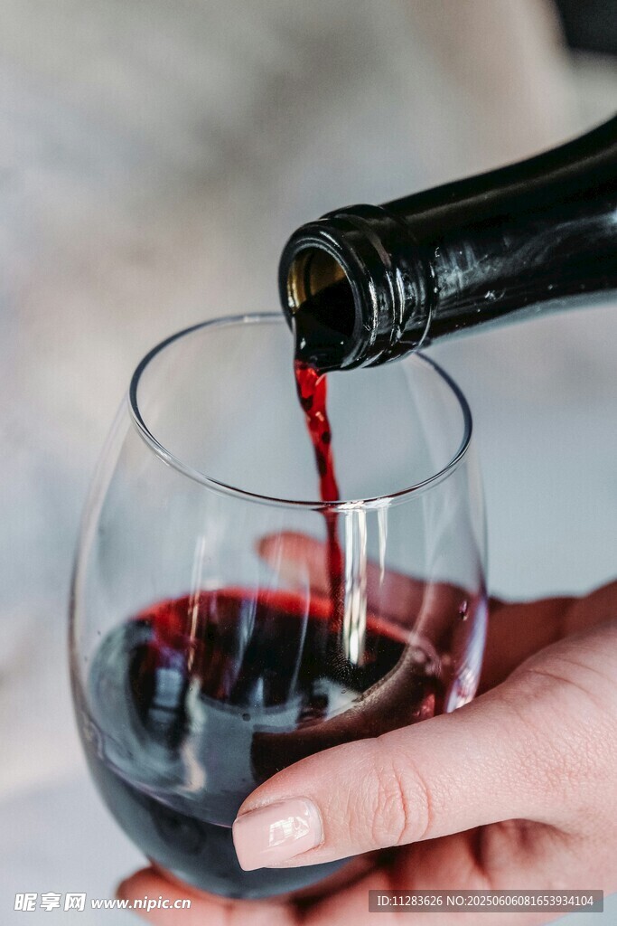 手斟红酒入杯