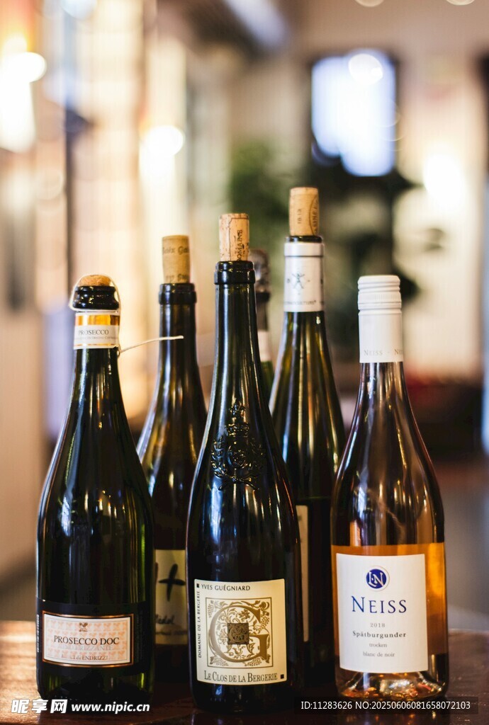 多样瓶装酒展示
